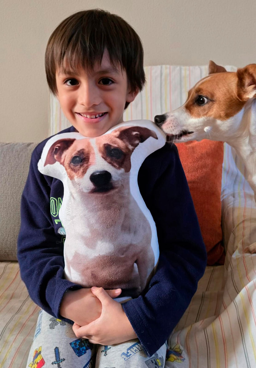 Pareja con su almohada personalizada